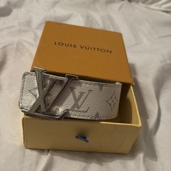 White Luois vitton men’s belt