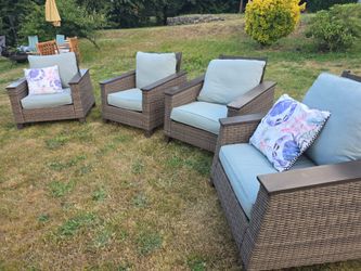 Outdoor 4 chairs like new