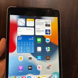 IPad Mini 4 128gb. Cellular! Like New And Unlocked!