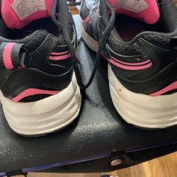 AVIA BLACK PINK TRIM SIZE 7.5 SNEAKERS