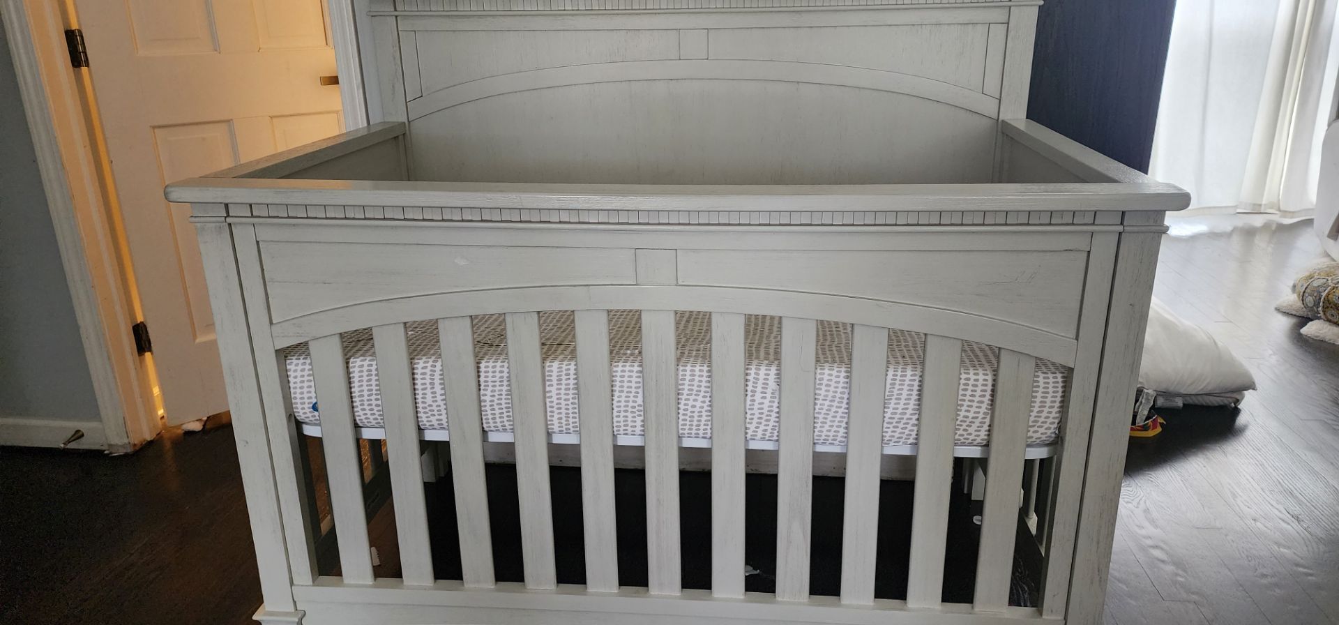 Evolur Baby Crib - Convertible - Mint condition