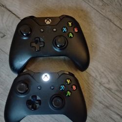 2 Xbox One Controllers And 1 PS4 CONTROLLER RED