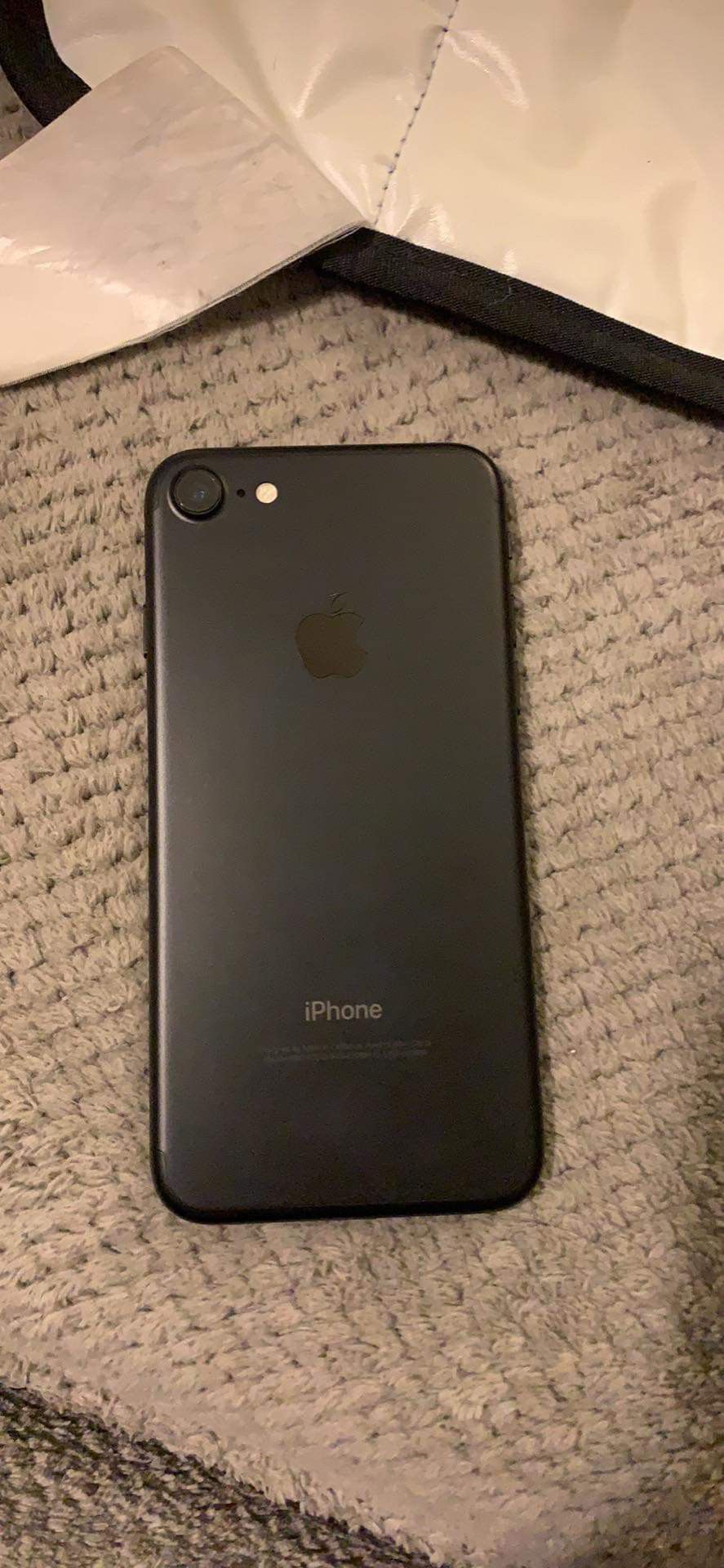 Iphone 7 32gb with box and charger only