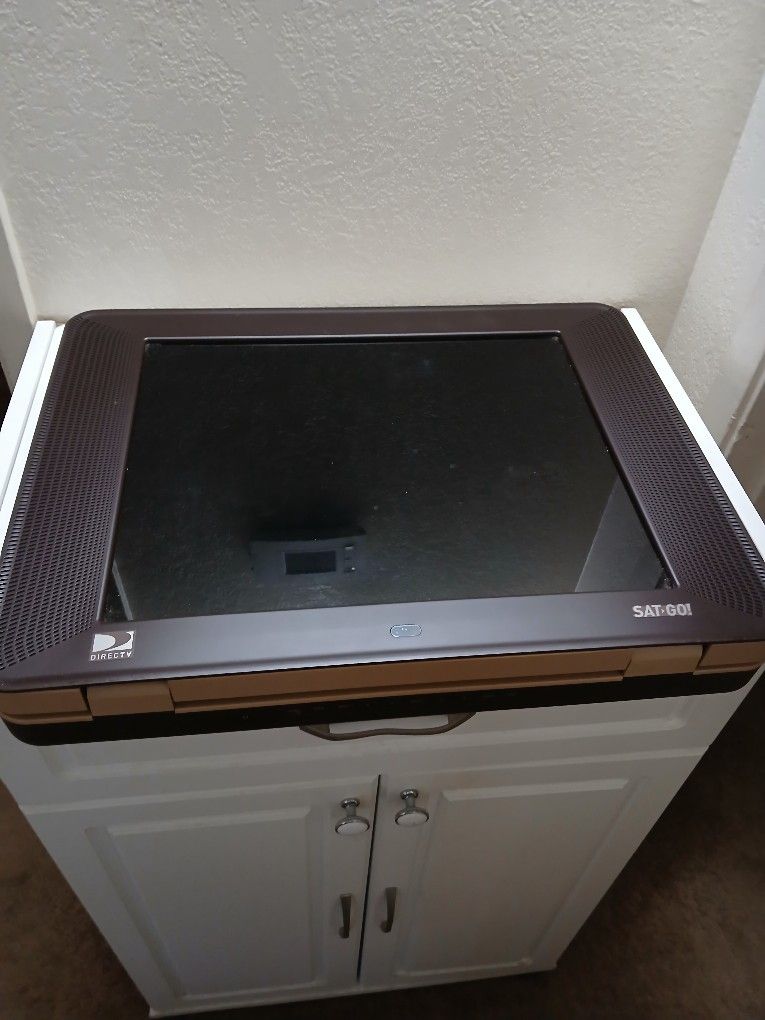 DirectTV Sat-Go Portable Satellite TV Reciever With 17" Lcd Screen 