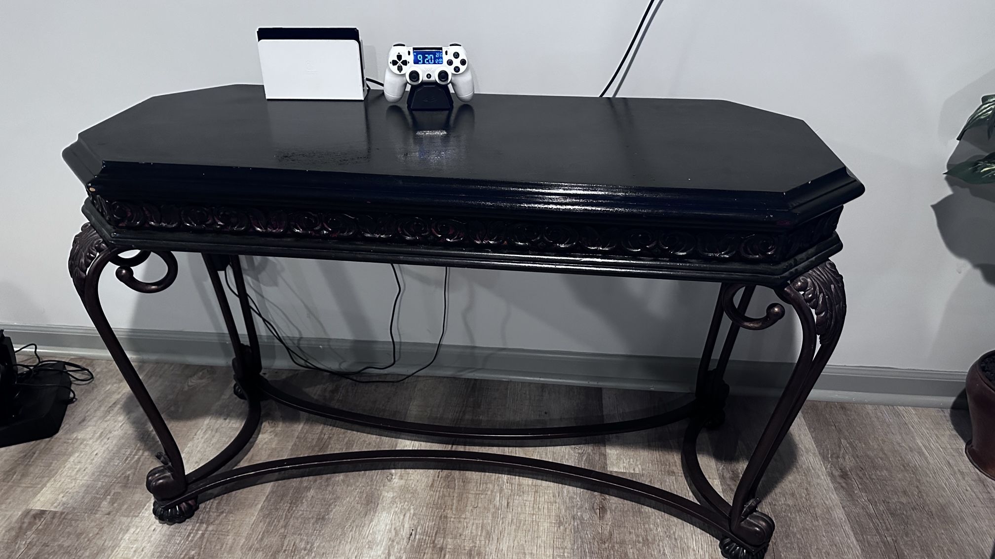 Entry Table, Console Table