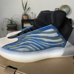YEEZY QNTM SIZE 10