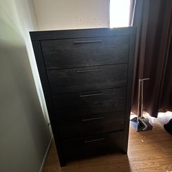 DERRIE BLACK 5-DRAWER CHEST