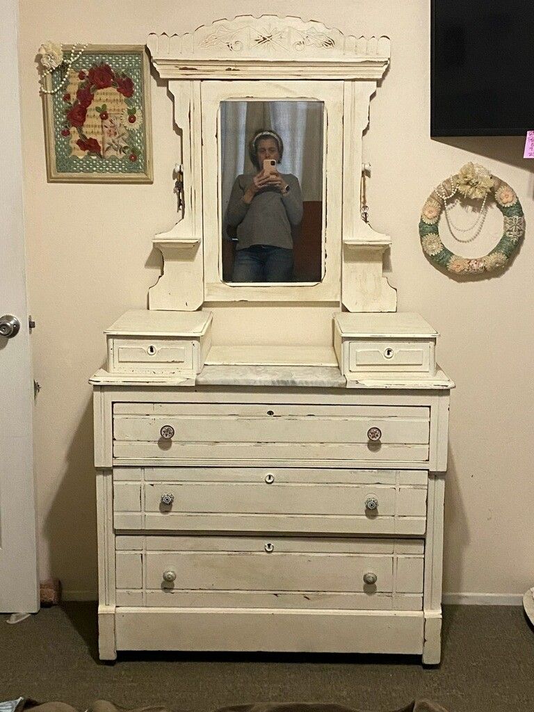 Beautiful Antique Dresser. w/ Mirror
