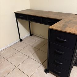L-Shaped Office Desk β Excellent Condition β $80 (Redlands)