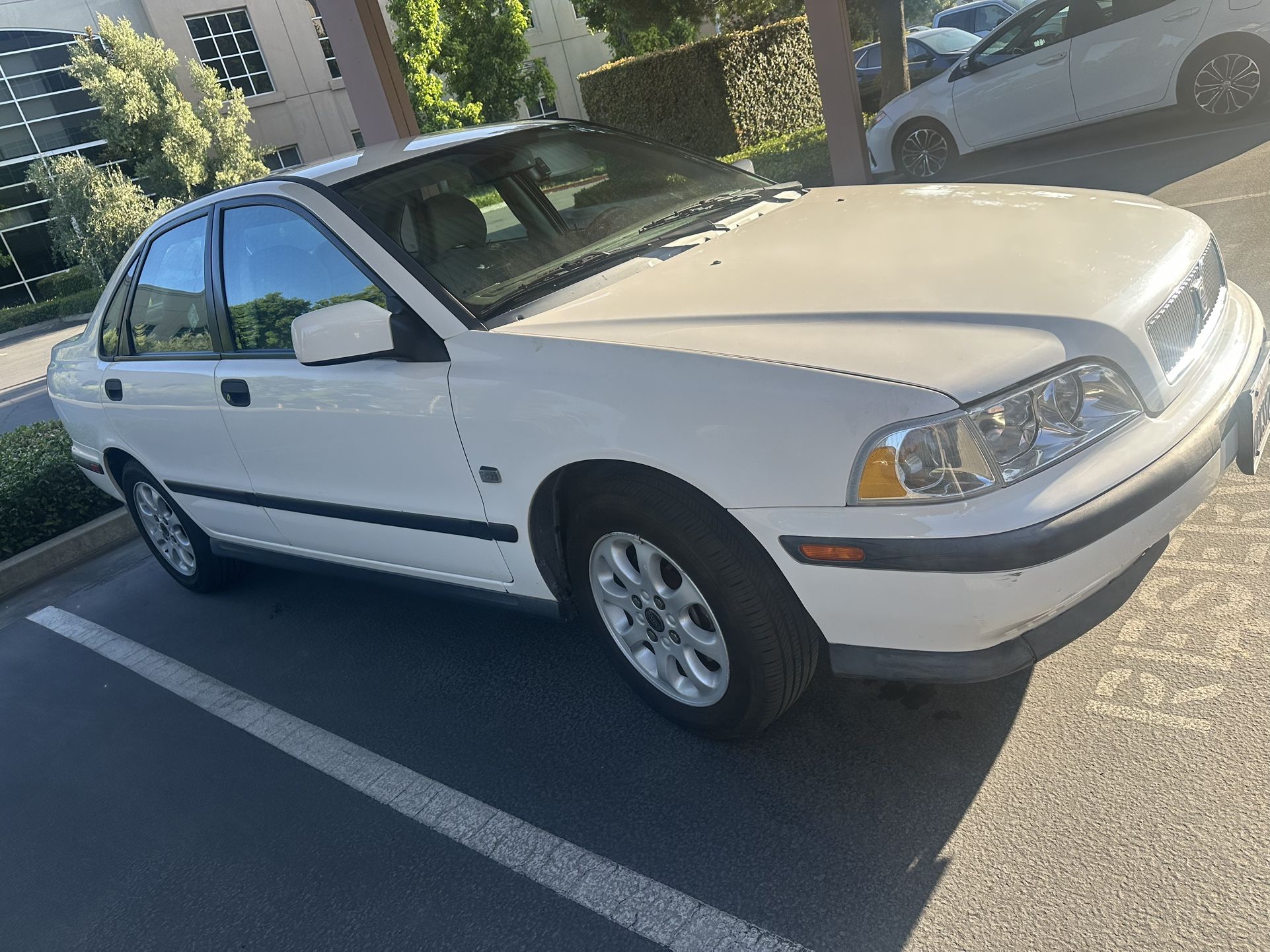 2000 Volvo 4-door Sedan
