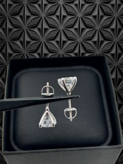 Studs earrings in 14k white gold screw back