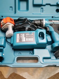 Makita drill set in flashlight set