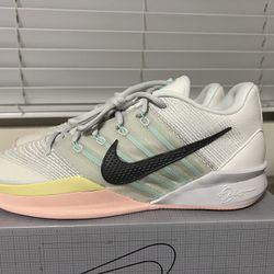 Nike Sabrina Size 12 Women’s (10.5 Men’s)