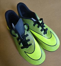 Nike JR Bravata II FG Volt Soccer Cleats. Size 13C.