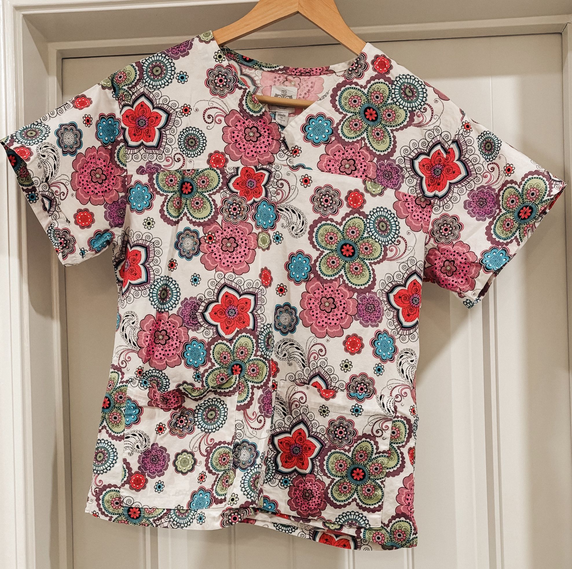 MED COUTURE FUNKY FLORAL SCRUB TOP