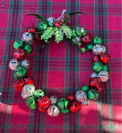 Avon Vintage Christmas Jingle Bell Wreath.