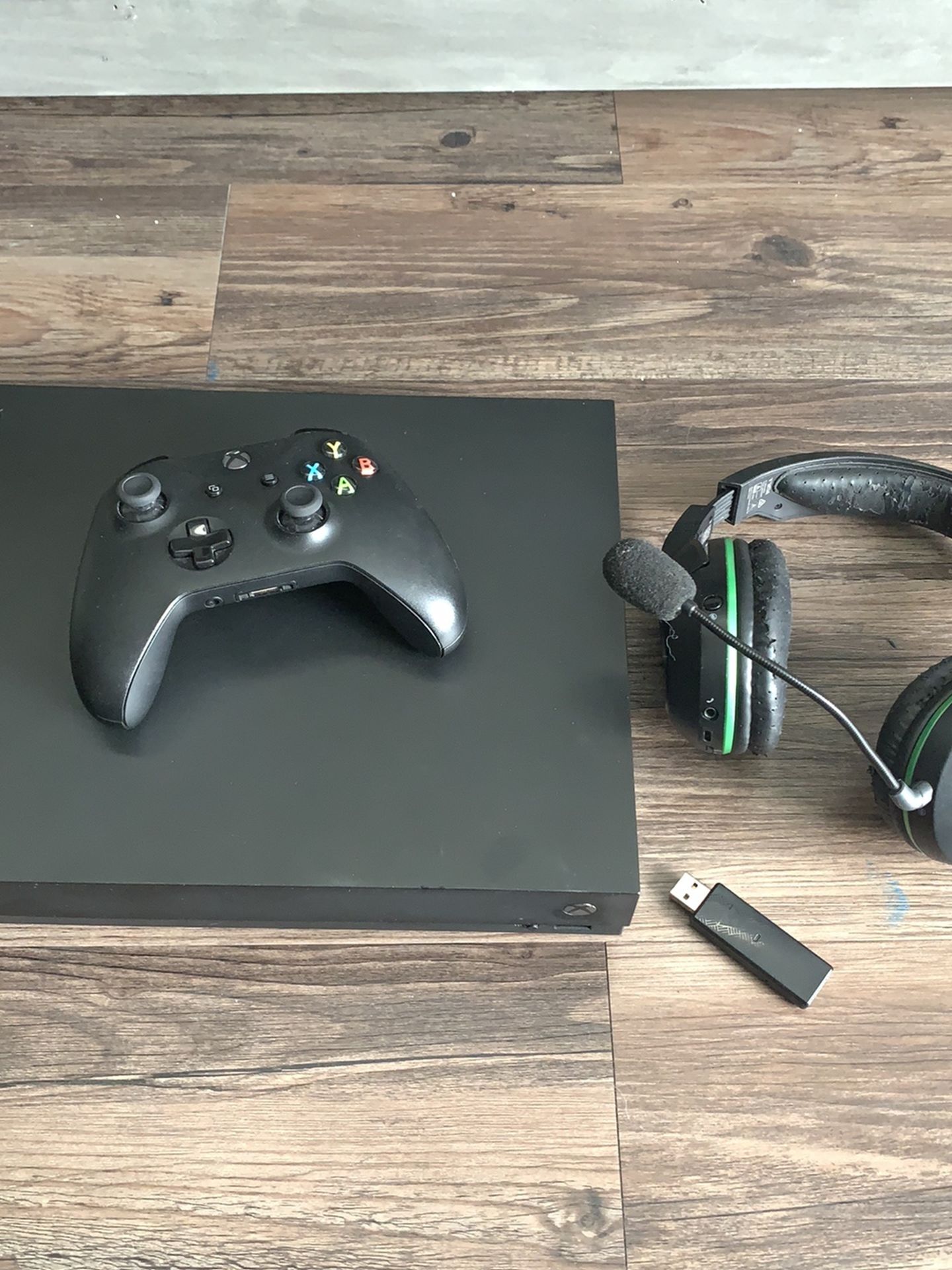 Xbox One X + Turtle Beach Headset