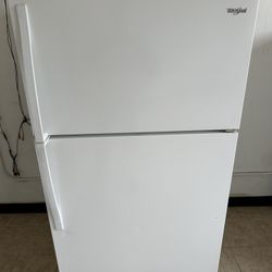Whirlpool 33” W Top & Bottom Refrigerator 