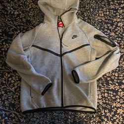 Grey Nike Tech Fleece 