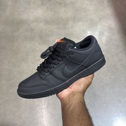 Pre loved Nike SB Dunk low Triple Blk sz9.5