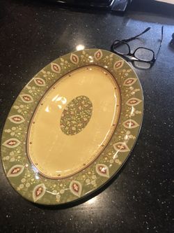 Stunning 222 FIFTH KASHMIR GREEN fine China fine porcelain