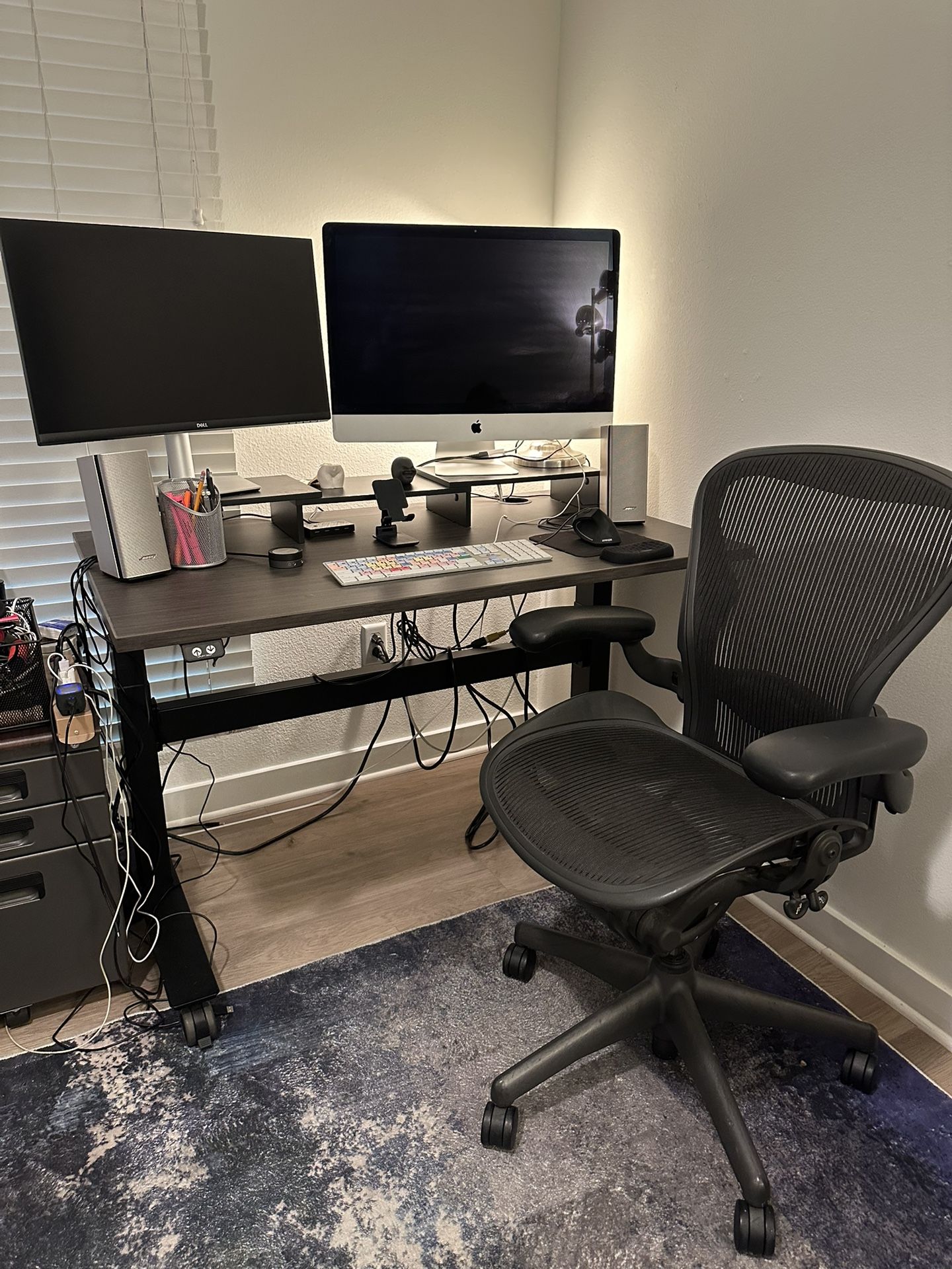 Uplift v2 Desk With Herman miller Aeron chair
