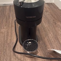 Nespresso Vertuo Coffee Machine – Like New!