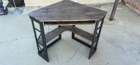 Brown Triangle Corner Desk, Office/Computer/Writing Desk for Studenti Apartments