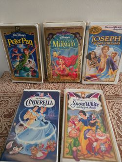 Selling a clean, vintage lot of 5 classic animated family movie tapes in their original plastic clamshell cases.