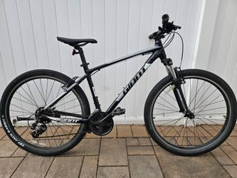 Giant Atx Mountain Bike Medium frame 27 inch tires mint condition
