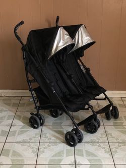 LIKE NEW SUMMER 3D LITE DOUBLE STROLLER!!!!