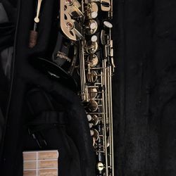 Mendini by Cecilio Alto Saxophone  Complete Set, Good Condition