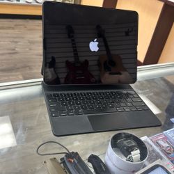 iPad Pro 6th Gen W/ Magic Keyboard 256GB