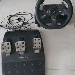 Logitech G920 Driving Force Racing Wheel and Pedal set