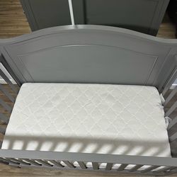 DaVinci Charlie 4-in-1 Convertible Crib in Grey.