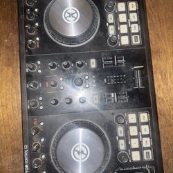 Native Instruments Traktor Kontrol S2 MK2 DJ Controller