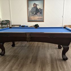 Pool table 8ft ( free delivery & set up & new color felt of your choice ) 