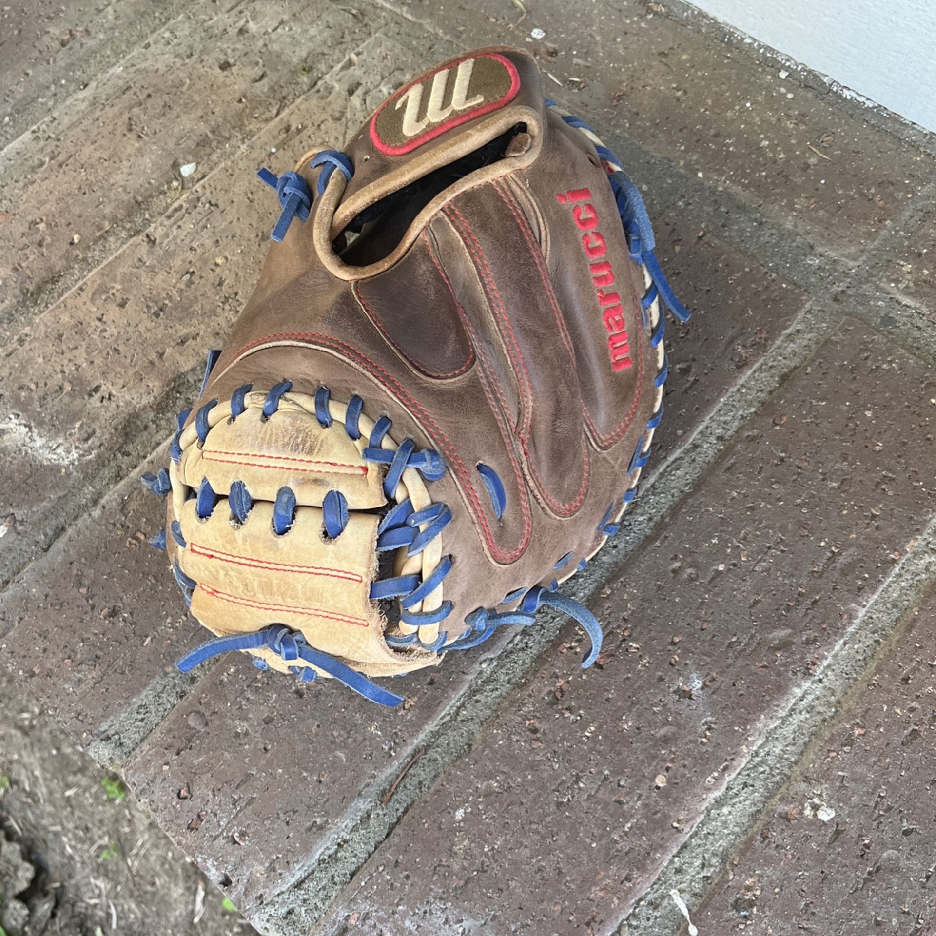 Marucci Catchers Glove 32.5 W Wrist Guard for Sale in Whittier, CA