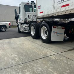 2013 Freightliner Cascadia Day Cab