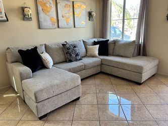 DELIVERY AVAILABLE 🚛! Beautiful Sectional couch with double chaise LIKE NEW