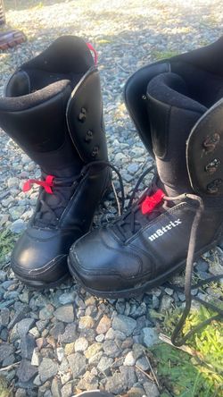 Snowboard boots