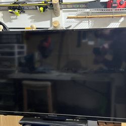 40" Flatscreen TV w/ Wall Mount