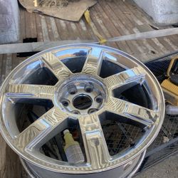 1 Escalade rim / only 1