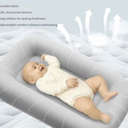 Nursing pillow + nest put 2 muslin sheets