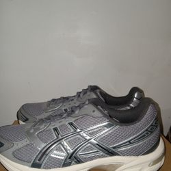 Asics Men Size 8.5 New