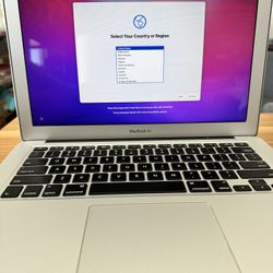 2017 Apple MacBook Air 13” i5 Laptop with Charger