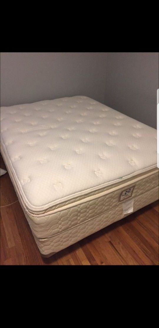 Very Clean Queen Size Sealy Posturpedic Luxury Mattress
