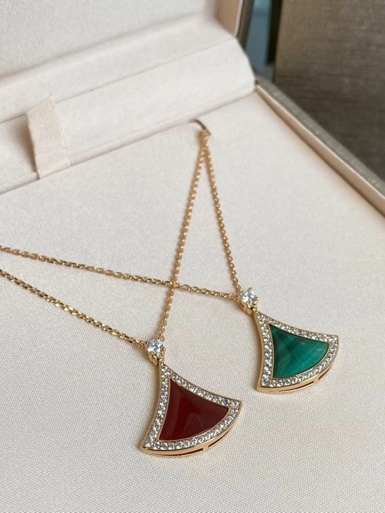 This Bulgari is simply so beautiful. The bright colours of red jade marrow