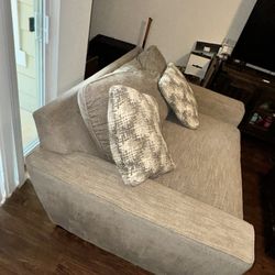 Grey Loveseat Couch – Includes 2 Matching Pillows