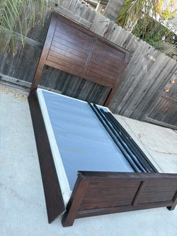 Queen bed set with box spring